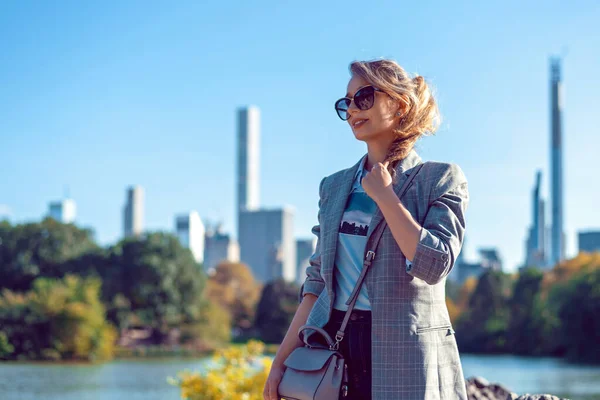 Donna bionda a Central Park a New York — Foto Stock