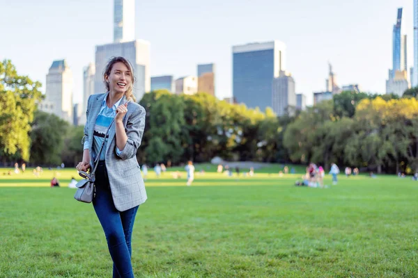 Donna caucasica bionda a Central Park a New York — Foto Stock