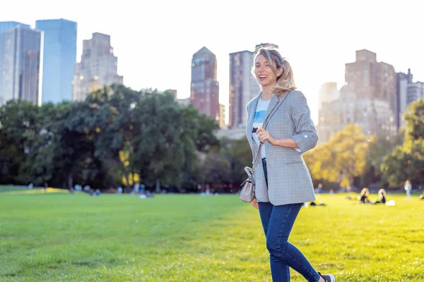 Donna caucasica bionda a Central Park a New York — Foto Stock