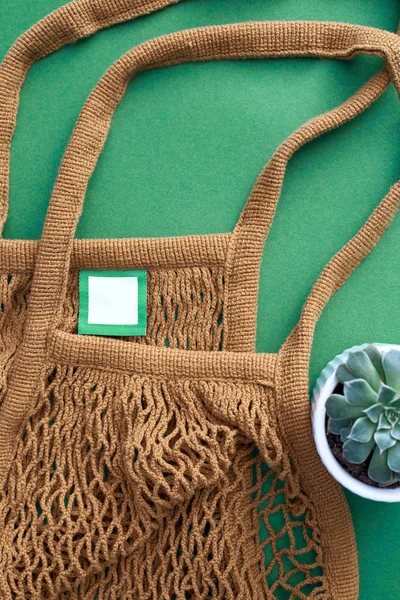 Bolso ecológico de malla de color marrón sobre fondo verde — Foto de Stock