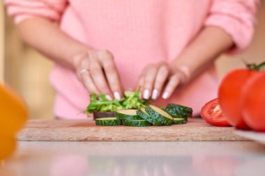 Kadın elleri sağlıklı sandviç yapıyor.