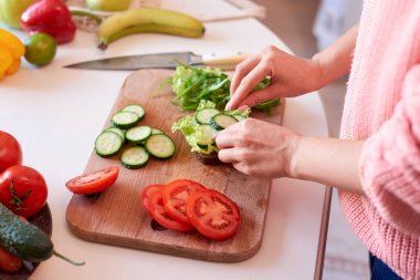Kadın elleri sağlıklı sandviç yapıyor.