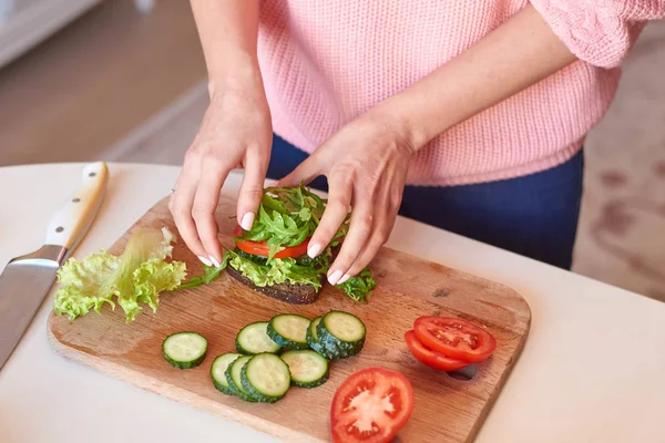 Tangan wanita membuat sandwich yang sehat — Stok Foto