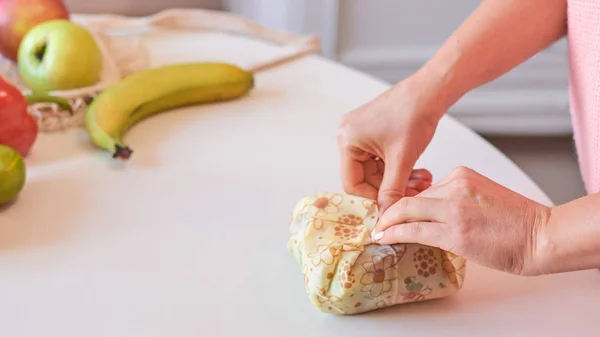 Wanita tangan membungkus roti lapis sehat dalam bungkus makanan lilin lebah — Stok Foto