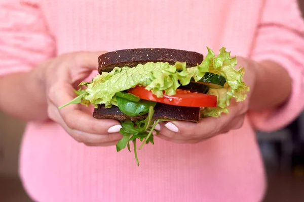 Ženské ruce drží zdravý sendvič — Stock fotografie