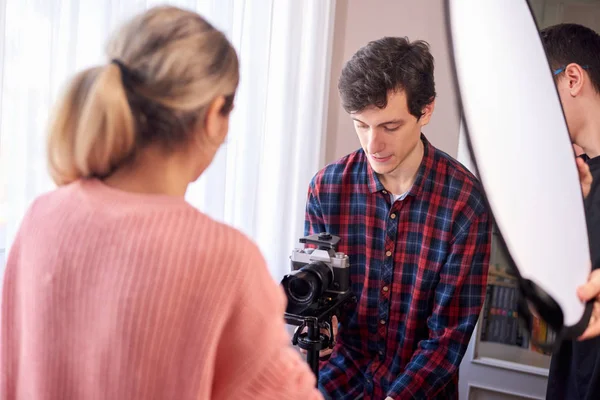 Jóvenes cineastas filmando en casa un anuncio —  Fotos de Stock