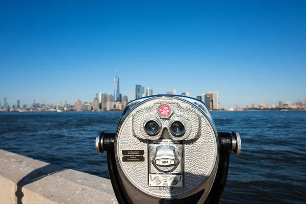 Jumelles touristiques sur le panorama de New York — Photo
