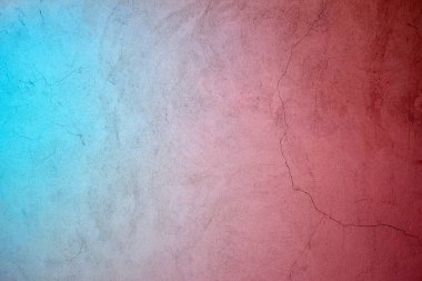 Beton duvara yansıyan neon mavi ve kırmızı ışık