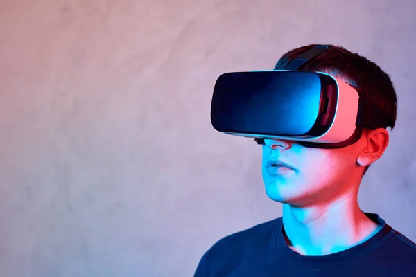 Młody człowiek za pomocą kasku wirtualnej rzeczywistości — Zdjęcie stockowe