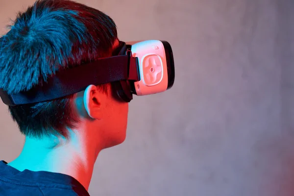 Молодой человек в шлеме виртуальной реальности — стоковое фото