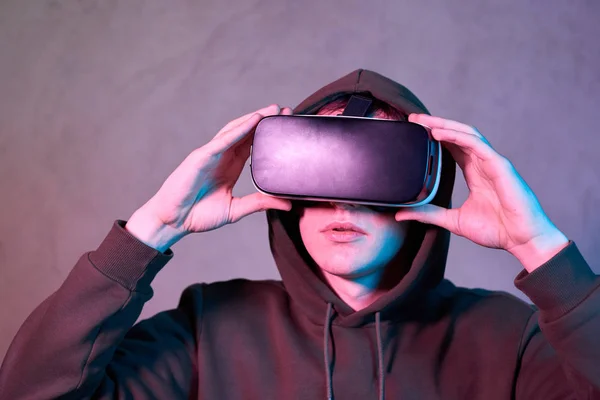 Ung man med virtuell verklighetshjälm — Stockfoto