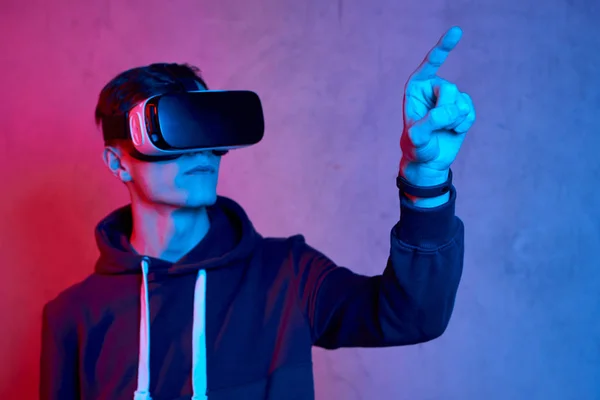 Młody człowiek za pomocą kasku wirtualnej rzeczywistości — Zdjęcie stockowe