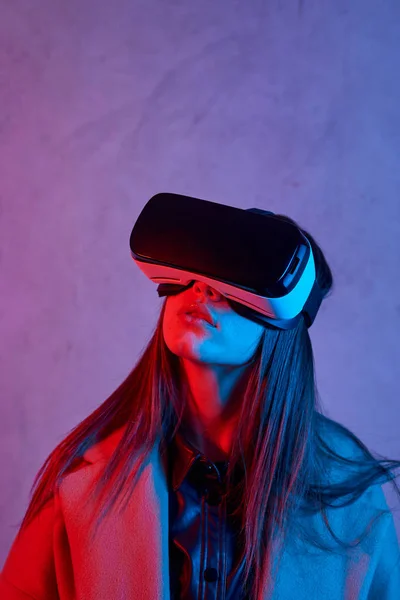 Ung flicka med hjälp av virtuell verklighet hjälm när du bär en rock — Stockfoto
