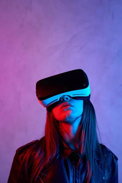 Młoda dziewczyna używa kasku wirtualnej rzeczywistości w kurtce — Zdjęcie stockowe