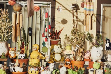 Seramik dekorasyon oyuncakları mağazada satılık.