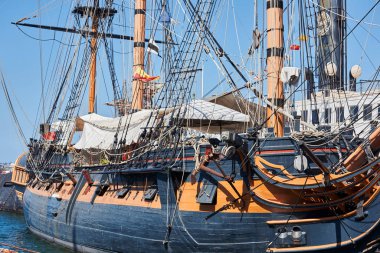 Şehir limanına park edilmiş korsan gemisi.