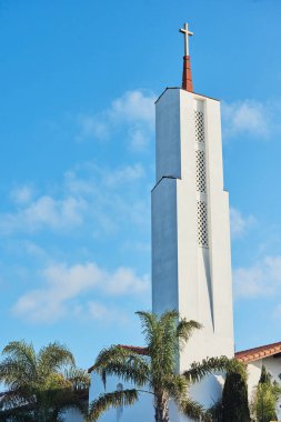 Aşağıdan bakınca kilise binası.
