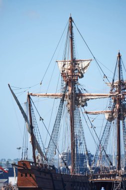 Şehir limanına park edilmiş korsan gemisi.