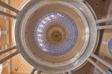 Odessa 'daki binanın içinden bir kubbe vuruldu.