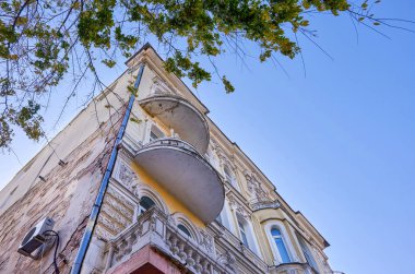 Binanın klasik stil çekimi Od 'un altından yapılır.