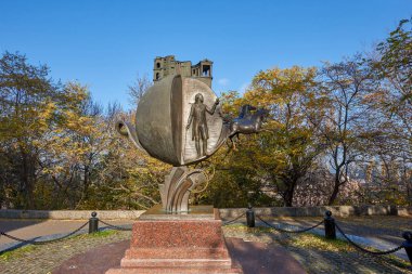 Odessa 'da kahverengi metalden yapılmış bir anıtın çekimi.
