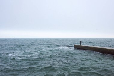 Odessa 'daki iskelede duran adamın fotoğrafı.