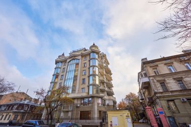 Odessa 'daki modern bir konut binasının geniş açılı görüntüsü.