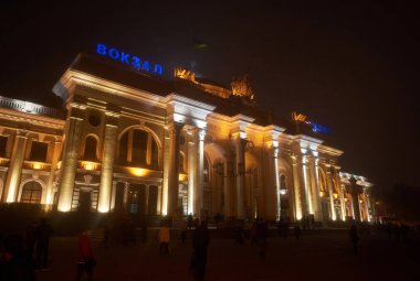 Odessa 'daki muhteşem tren istasyonunun fotoğrafı.