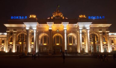 Odessa 'daki muhteşem tren istasyonunun fotoğrafı.