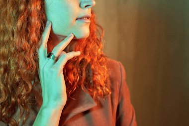 Saçlarını tarayan kızıl saçlı cadı.