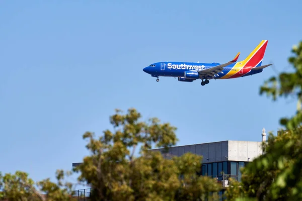 Samolot United Airlines przelatujący nad miastem. — Zdjęcie stockowe