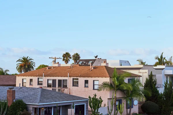 Residential Buildings at sunrise with palms growing in the yard — Stock Photo, Image