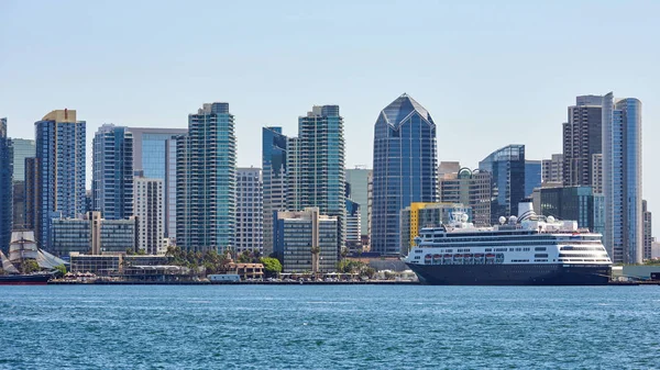 Ciudad de San Diego de cerca con crucero estacionado — Foto de Stock