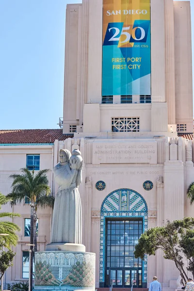 The guardian of water statue in front of San Diego County Clerk's Office — Stock Photo, Image