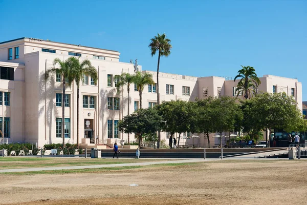Palmen wachsen in der Nähe des Verwaltungsgebäudes von San Diego — Stockfoto