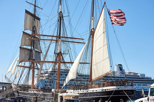 Пиратская лодка припаркована в городском порту
