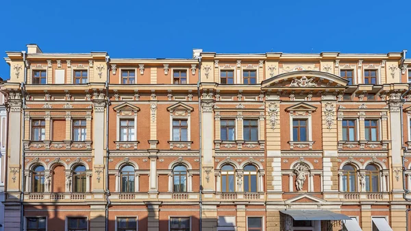 敖德萨一幢古典风格的大楼的全景 — 图库照片