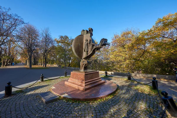 Wide shot of a monument made of brown metal in Odessa — Stock Photo, Image