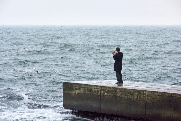 El disparo del hombre de pie en el muelle de Odessa — Foto de Stock