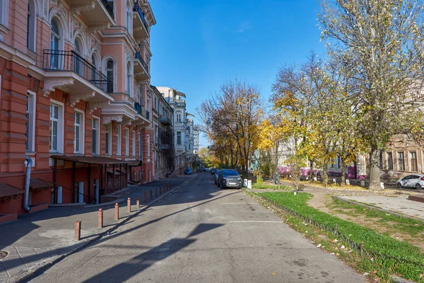 在敖德萨的一条美丽舒适的街道上被枪杀 — 图库照片