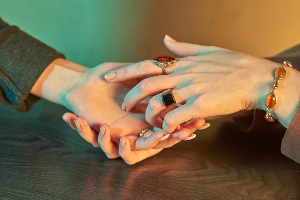 Bruxa dizendo fortuna para outra mulher, mãos cheias de jóias — Fotografia de Stock