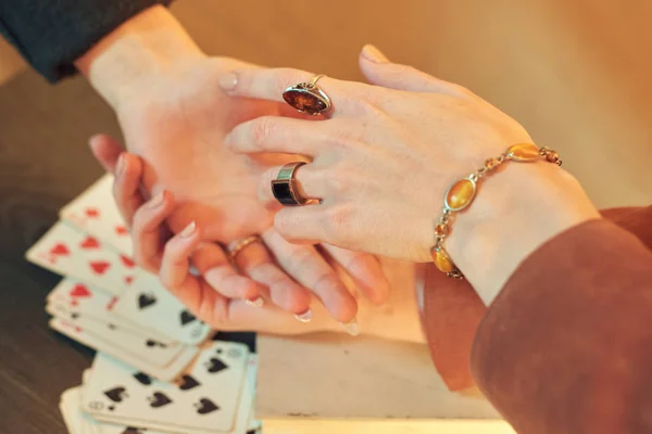 Bruja diciendo fortuna a otra mujer, manos llenas de joyas — Foto de Stock