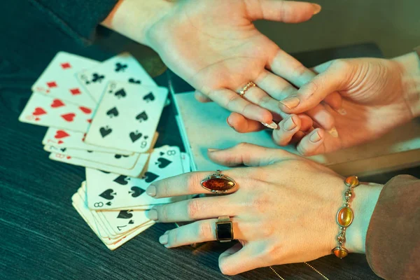 Bruja diciendo fortuna a otra mujer, manos llenas de joyas —  Fotos de Stock