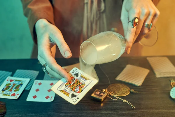 Τύχη μάντισσα με κοσμήματα που δείχνουν παίζουν χαρτιά — Φωτογραφία Αρχείου