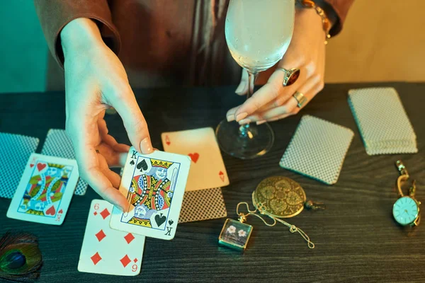 Τύχη μάντισσα με κοσμήματα που δείχνουν παίζουν χαρτιά — Φωτογραφία Αρχείου