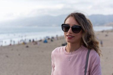 Los Angeles sahilindeki mutlu sarışın kadın.