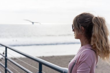 Los Angeles sahilindeki mutlu sarışın kadın.