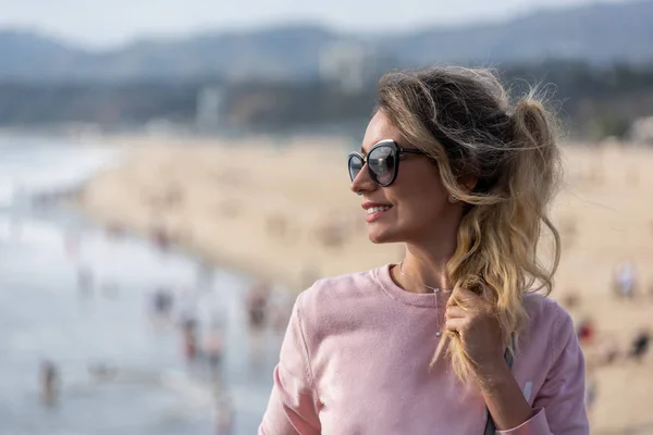 Felice donna bionda sulla spiaggia di Los Angeles — Foto Stock