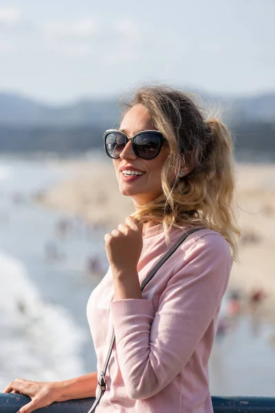 Felice donna bionda sulla spiaggia di Los Angeles — Foto Stock