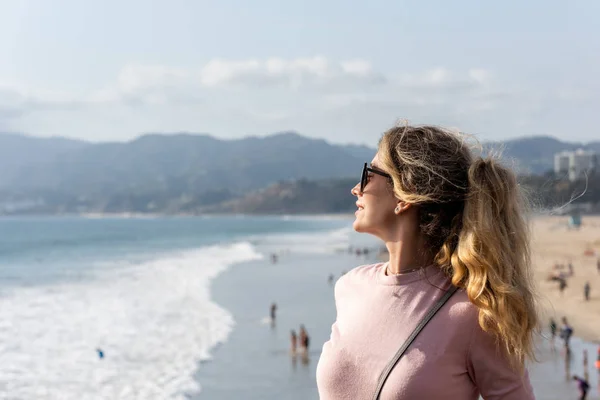 Gelukkige blonde vrouw op het strand van Los Angeles — Stockfoto